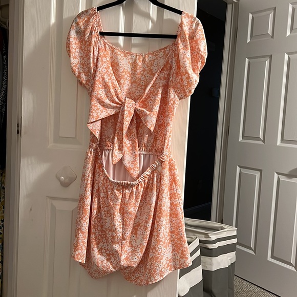 Peach floral romper size L. Open-tie back - Picture 2 of 3